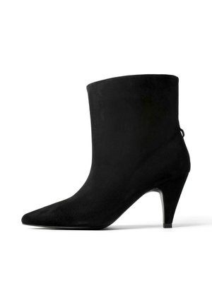Stivale alla caviglia in suede nero con un design elegante, punta affusolata e tacco a stiletto di 3 pollici. Presenta una superficie liscia e accenti minimalisti.