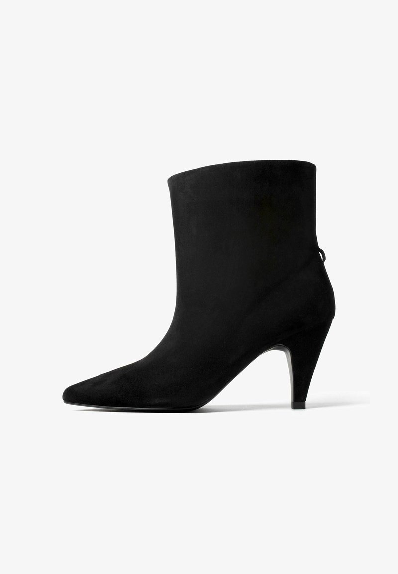 Czarne zamszowe botki za kostkę o eleganckim designie, w szpic, z obcasem typu stiletto wysokości 3 cali. Posiadają gładką powierzchnię i minimalistyczne akcenty.