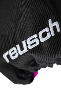 Schwarzes Textilmaterial mit strukturierter Oberfläche, mit weißer, gestickter Marke "reusch" und einem kleinen lila Akzent.