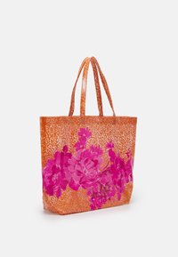 Sac fourre-tout orange avec des motifs floraux roses, surface texturée, doubles poignées et un design spacieux. Présente un logo de marque sur le devant.