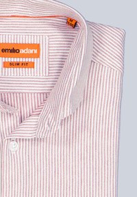 Slim-Fit-Hemdkörper für Herren mit weißem Grund und schmalen roten Streifen. Mit umlegbarem Kragen und einem Etikett im Nacken.