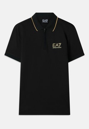 Camisa polo negra con cuello con cremallera, acentos amarillos y un logo bordado en el pecho. Fabricada con material suave y transpirable.