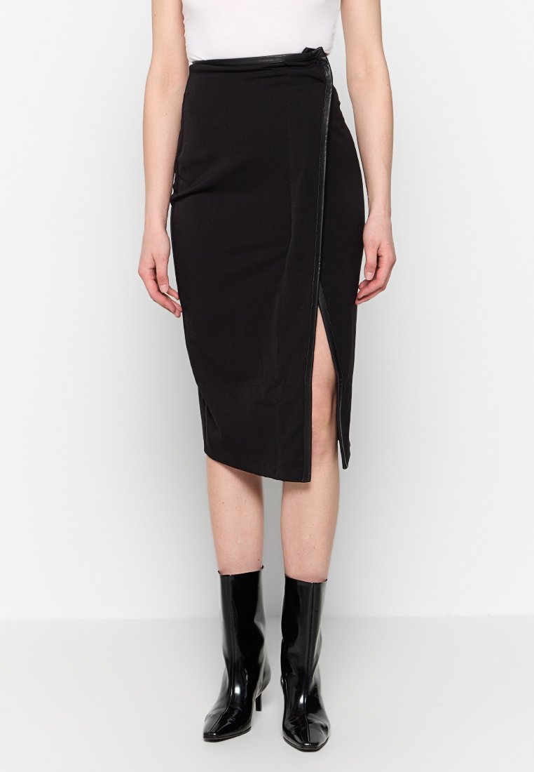 Schwarzer knielanger Rock mit seitlichem Schlitz, aus einem glatten Stoff gefertigt. Verfügt über eine enganliegende Passform und einen eleganten, minimalistischen Look.