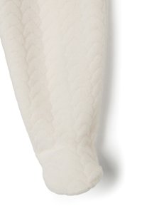 Witte fleecestof met een gestructureerd, geschulpte patroon. Het stuk heeft een zachte, ronde uiteinde en een gladde oppervlakte.