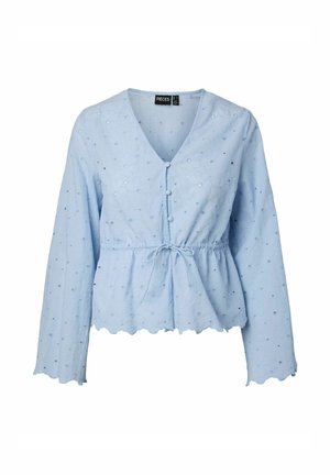 Blouse bleu clair à manches longues avec motif floral en broderie anglaise, col en V, boutons recouverts de tissu, taille ajustable par cordon et ourlet et poignets festonnés.