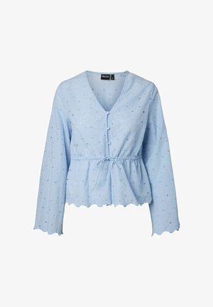 Lyseblå bluse med lange ermer og blomsterformet hullmønster, V-hals, knapper dekket med stoff, snor i midjen og bølgete kant nederst og på ermene.