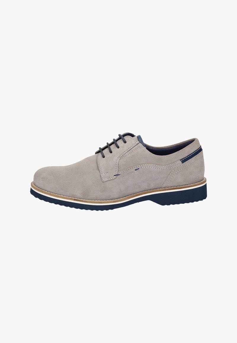 Grijze suède herenschoenen met blauwe accenten, vetersluiting, ronde neus en een contrasterende lichte zool. Gestructureerde bovenkant voor duurzaamheid.