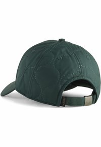 Gorra de béisbol verde oscuro con diseño acolchado, visera curved, correa ajustable en la parte trasera, que presenta un acento plateado y una etiqueta de logo.