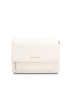 Witte leren crossbodytas met voorflap en "pierre cardin"-logo in kleine gouden letters gegraveerd in het midden aan de voorkant.
