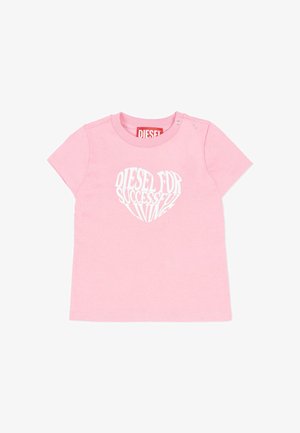 T-shirt en coton rose avec un motif graphique en forme de cœur blanc portant le texte « DIESEL FOR SUCCESSFUL LIVING » en caractères gras. Manches courtes.
