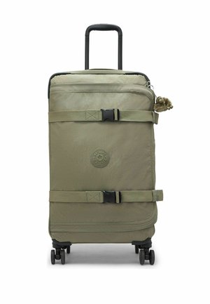 Valigia da cabina morbida verde con due cinghie di compressione, quattro ruote, una maniglia telescopica e un piccolo giocattolo portachiavi attaccato.