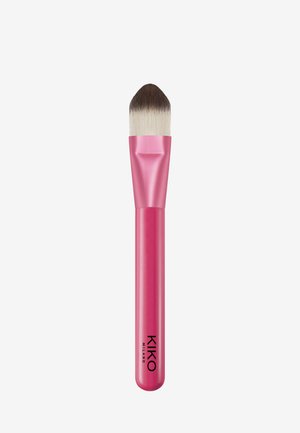 KIKO Milano foundation børste med rosa plastgrep, oval formet hode med tette, myke bust og en jevn finish.