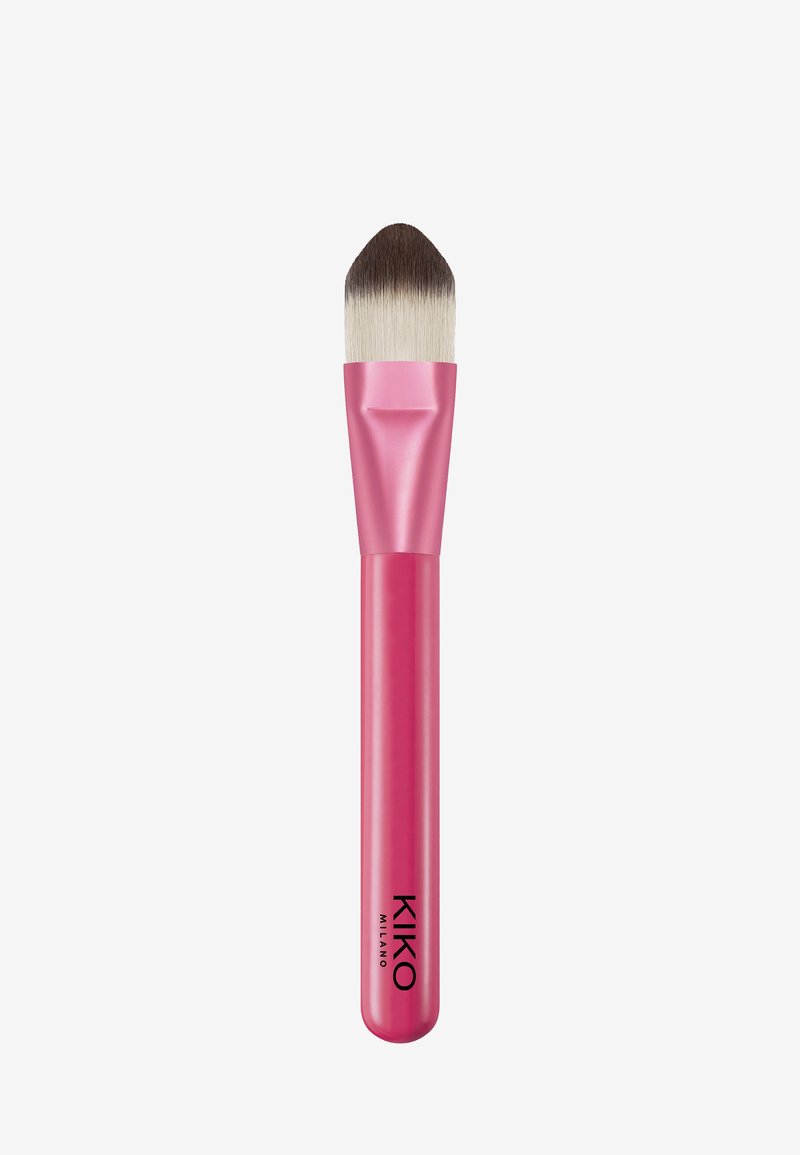 KIKO Milano foundationkwast met een roze plastic handvat, een ovale kop met dichte, zachte haren en een gladde afwerking.