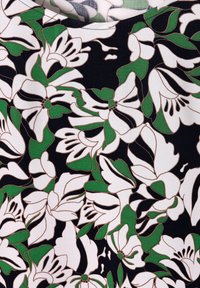 Tessuto floreale con fiori bianchi e verdi su uno sfondo nero, con dettagli contornati, texture morbida e scollatura rotonda.
