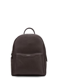 Zaino in pelle marrone con forma arrotondata, superficie texturizzata, manico superiore e tasca frontale con un sottile dettaglio del logo.