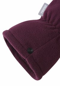 Guanto da adulto in pile viola scuro, con un bottone nero rotondo e texture trapuntata. Etichetta attaccata con il nome del brand "Reima."