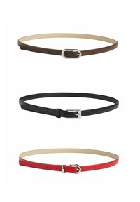 Trois ceintures fines en cuir de couleur marron, noir et rouge, chacune avec un style de boucle argentée différent, présentées sur un fond blanc.