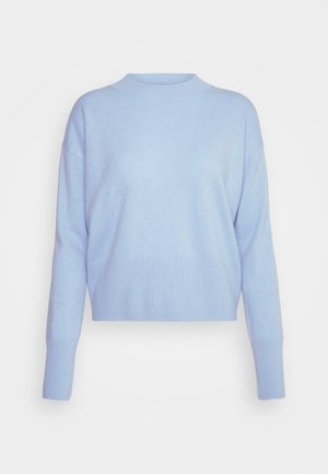 Pull en maille bleu clair avec un ourlet côtelé, un col montant et des épaules tombantes. Texture douce et design court.