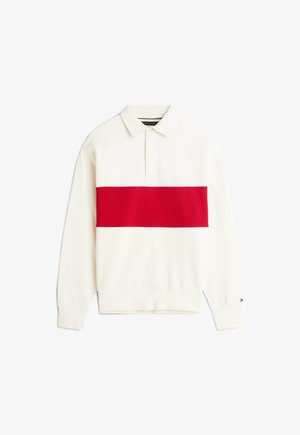 Weißes Langarm-Poloshirt mit einem breiten roten Horizontalstreifen über der Brust sowie geripptem Kragen und Bündchen.