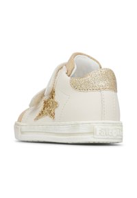 Sneaker bianca in pelle con accenti glitterati oro a forma di stella, cinturino in velcro e tacco dorato texture. Aspetto usurato sulla suola bianca.