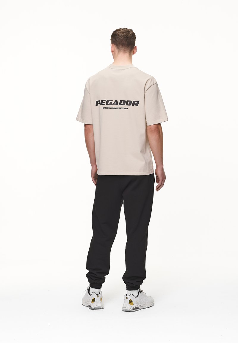 Pegador COLNE LOGO TEE - Nyomott mintás póló - washed desert sand