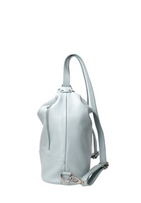 Sac à dos en cuir bleu clair avec un dessus à cordon, une fermeture éclair latérale et une sangle réglable. Présente une surface texturée et des accents en métal argenté.