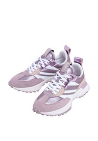 Ljubićasti i lavanda tenisice miješajući satenske i antilop materijale, s bijelim potplatima, detaljem vezanja i trakicom na peti.