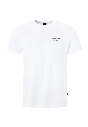 Valge ümar kaelusega T-särk, mille vasakul rinnal on väike must kiri "Freu dich nicht zu spät", lihtne stiil, lühikesed varrukad.