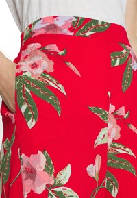 ONLY Tall ONLNOVA LUX ALBA PALAZZO PANT - Calças - chinese red india