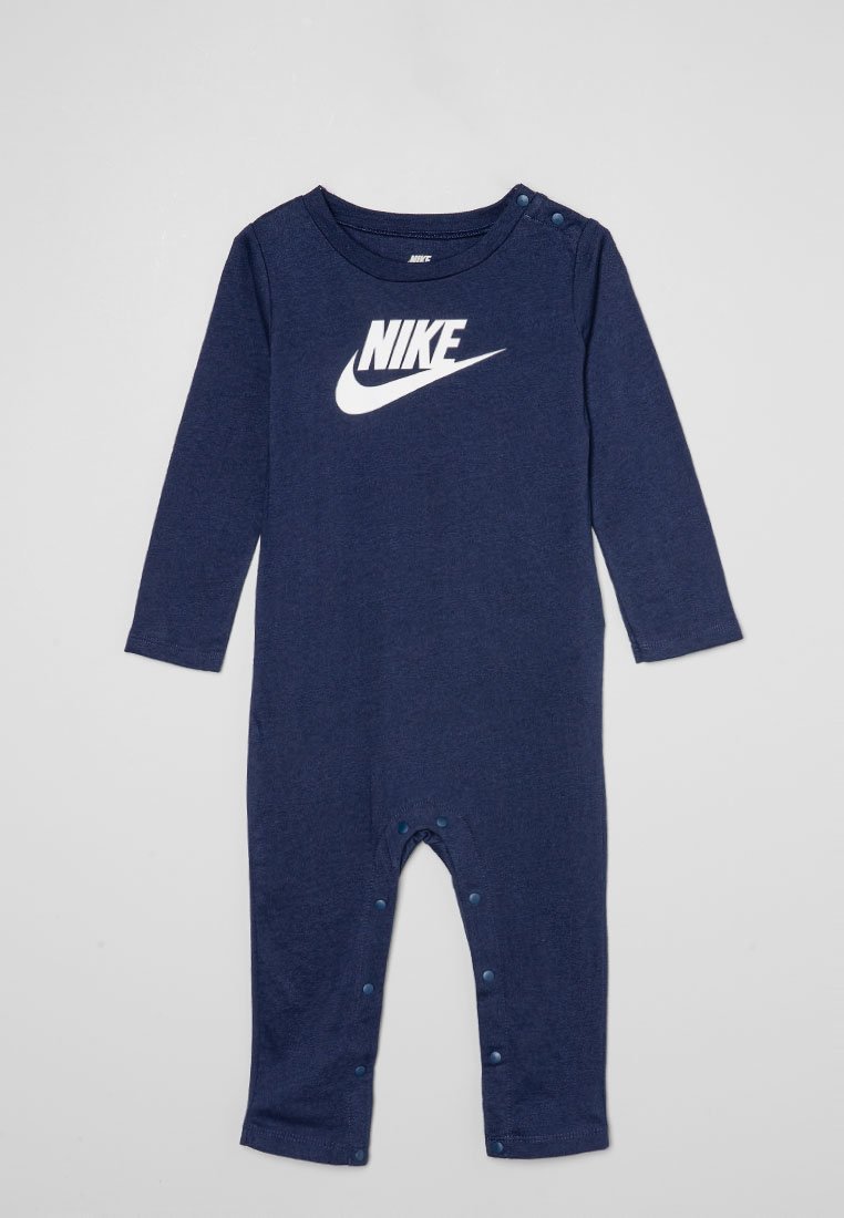 Marineblauwe romper met lange mouwen, gemaakt van zachte stof, met een groot wit Nike-logo en drukknoopjes bij de schouders en onderkant voor gemakkelijk aankleden.