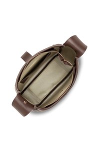 Sac en cuir texturé brun avec une fermeture éclair, présentant un intérieur vert olive, deux compartiments et un petit détail de boucle externe.