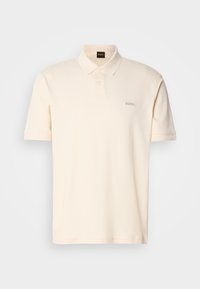 Polo à manches courtes de couleur crème avec deux boutons, col et petit logo "BOSS" sur la poitrine gauche.