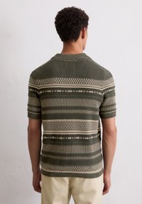 Korte mouwen shirt in olijfgroen met een gestreept patroon in beige. Bevat een gebreide textuur en een klassieke kraag.