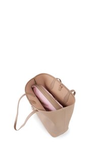 Borsa tote in pelle beige con superficie liscia, dotata di due scomparti interni, uno dei quali con una fodera rosa, e dettagli in metallo dorato.