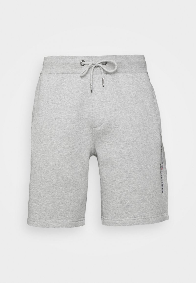 Shorts gris clair en mélange de coton avec taille élastique, cordon de serrage, poches latérales et petit logo vertical sur la jambe droite.