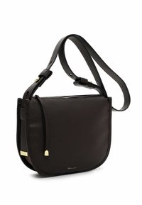 Borsa a spalla in pelle marrone con finitura texturizzata, forma curva, chiusura con zip e tracolla regolabile. Inclusi dettagli in metallo dorato.