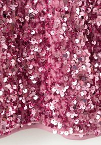 Material roz cu paiete în nuanțe variate de roz, aranjate dens, creând o suprafață texturată și reflectorizantă. Se observă o căptușeală moale.