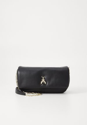 Czarna skórzana kopertówka z złotym emblematem owada na przodzie i złotym łańcuszkiem na ramię na białym tle.