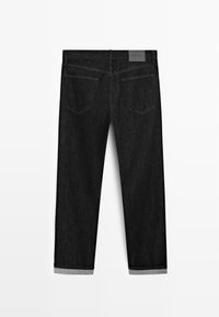 Jeans in denim nero con design a gamba dritta, caratterizzati da un orlo arrotolato e due tasche posteriori. Include un'etichetta del marchio sulla vita.