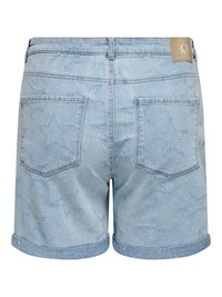 Short en jean bleu clair avec ourlets roulés, poches arrière, motif de couture en forme d’étoile et un patch en cuir beige près de la taille.