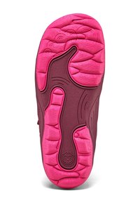 Sohle eines Schuhs mit einer strukturierten braunen Oberfläche und einer leuchtend pinken Gummisohle. Auffällige Musterumrisse verbessern den Grip und das Design.
