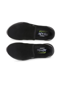 Crne slip-on cipele od mrežaste tkanine, s glatkim, zaobljenim vrhom i ugodnim ulošcima s "MBT Slip & Fit" oznakom.