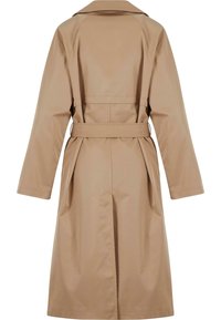 Trench-coat long beige avec ceinture, manches longues, fente au dos et col classique, vu de dos sur fond blanc.