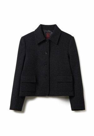 Schwarze, taillierte Wollejacke mit Kragen, vier vorderen Knöpfen und zwei Klappentaschen auf einem weißen Hintergrund.