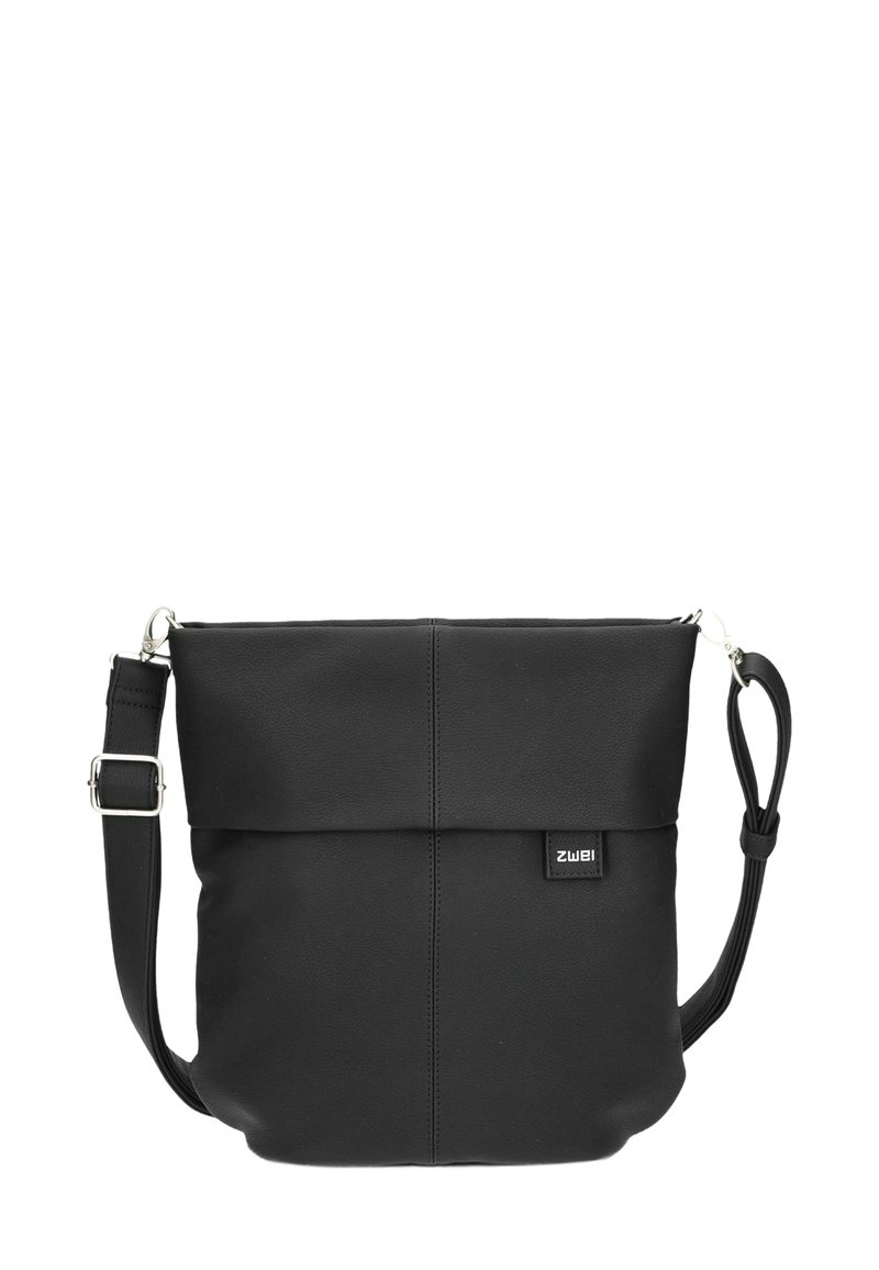 Borsa a tracolla nera in materiale sintetico con coperchio ripiegabile, tracolla regolabile e un piccolo cartellino con logo. Texture liscia e design semplice.
