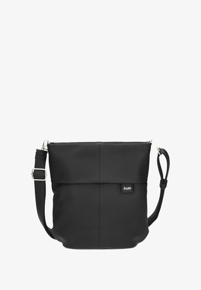 Borsa a tracolla nera in materiale sintetico con coperchio ripiegabile, tracolla regolabile e un piccolo cartellino con logo. Texture liscia e design semplice.