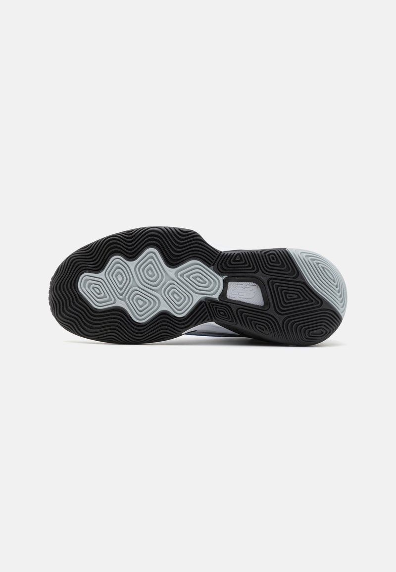 Suela de zapatilla en negro y gris con un patrón ondulado y formas geométricas. Superficie texturizada para un mejor agarre y estabilidad.