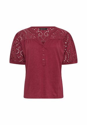 Lyhythihainen viininpunainen paita, jossa on napillinen V-kaula-aukko ja pitsisilmukkakoristelu olkapäissä ja hihoissa.