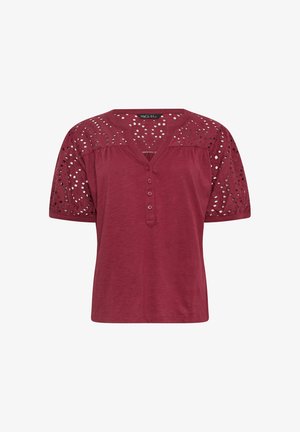 Bordowa bluzka z krótkim rękawem, z guziczkiem przy dekolcie w kształcie litery V oraz z koronkowymi oczkami na ramionach i rękawach.