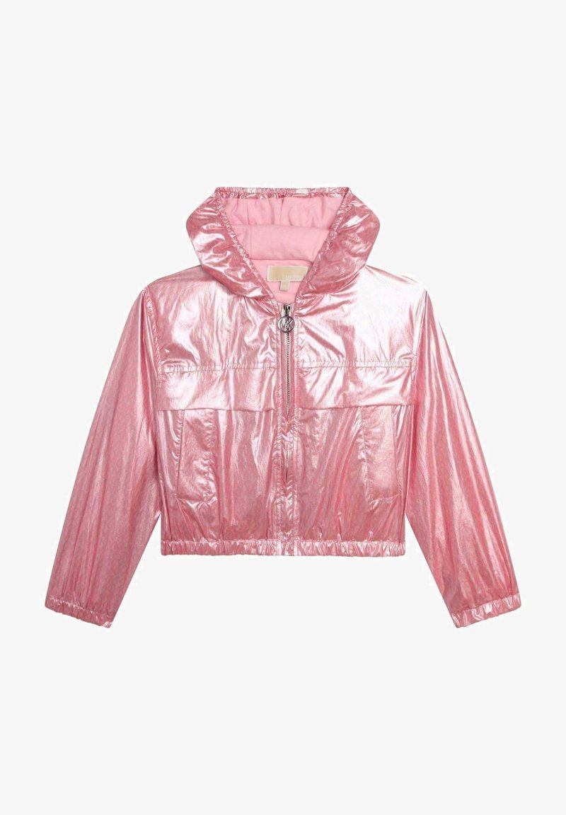 Veste courte rose brillante avec fermeture éclair frontale, col montant, manches longues, poignets élastiques et deux poches poitrine à rabats.